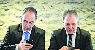 Alles im Griff? Die Regierung  &ndash;  im Bild die CVP-Staatsr&auml;te Christophe Darbellay (links) und Jacques Melly  &ndash;  will Kontrolle. 