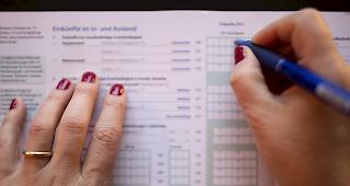 F&uuml;r Steuern, Krankenkassenpr&auml;mien und andere obligatorische Abgaben muss jeder Schweizer Haushalt pro Monat im Schnitt fast 3000 Franken aufwenden. (Themenbild)