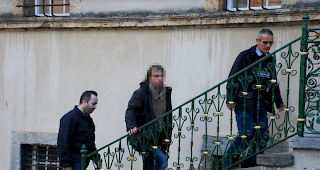 Schuldig gesprochen. T&auml;ter R. T. auf dem Weg zur Hauptverhandlung vor dem Kreisgericht in Brig.