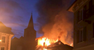 Ein Feuer zerst&ouml;rte am Dienstagabend ein leer stehendes Geb&auml;ude in der Siderser Altstadt. 