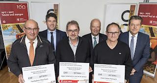Die Preistr&auml;ger der Aktion &laquo;humanit&auml;re und soziale F&ouml;rderung WKB 2017&raquo;, umrahmt von Albert Gaspoz, Leiter Kommunikation, Pascal Perruchoud, Pr&auml;sident der Generaldirektion und Jean-Daniel Papilloud, Pr&auml;sident des Verwaltungsrats (hinten von links).