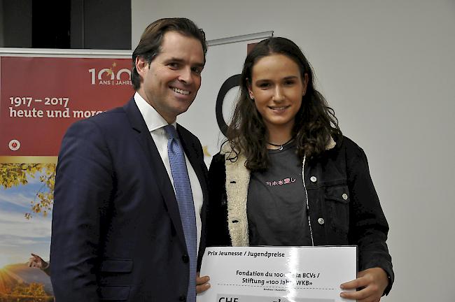 Die Visper Leichtathletin Sonja Andenmatten erhielt ihren Check von WKB-Generaldirektor Oliver Schnyder.