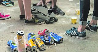 Alkoholisiert. 11 Prozent der M&auml;dchen und 15 Prozent der Jungen im Wallis gaben an, mindestens einmal monatlich zu trinken. 