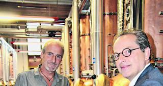 Chez Morand. Olivier Vocat, Verwaltungsratspr&auml;sident der Louis Morand & Cie SA (rechts), und &Ouml;nologe Thierry Manta sind stolz auf die technischen Errungenschaften des Unternehmens. 