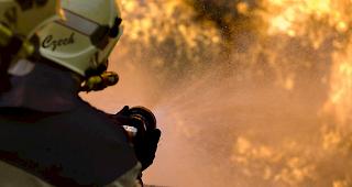 Die Flammen bereiteten sich nach Angaben der Feuerwehr sehr schnell aus. (Symbolbild)