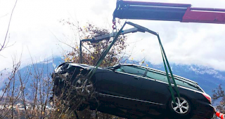 Bergung des verunfallten Fahrzeugs in Naters.