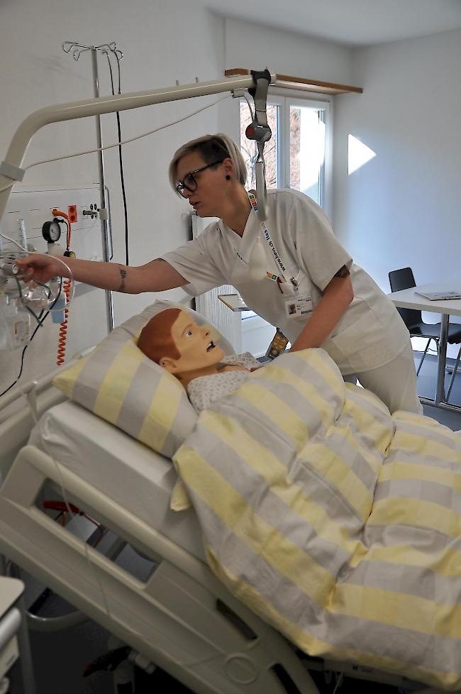 Tatjana Wyssen, Dozentin HF, präsentiert das Simulationslabor mit Übungspuppe.