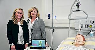 Pflegetraining. Sabine Rothe (links) und Brigitte Lehmann-Wellig pr&auml;sentierten verschiedene M&ouml;glichkeiten, wie der neue Dummie die HF- und FH-Studenten fordern kann. 