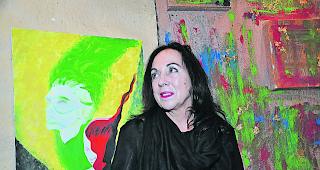 Kunst in der Bar. K&auml;thy Manz vor zwei der Werke ihrer Stammg&auml;ste: Die Idee zur Aktion ist bei einem guten Gl&auml;schen Wein entstanden. Der Erl&ouml;s geht an den Verein &laquo;Unterschlupf&raquo;.  