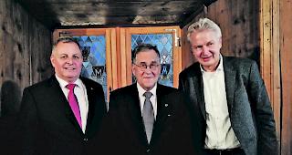 In der Burgerstube. Burgermeister Adalbert Grand, Referent Dr. Alois Grichting, Gemeindepr&auml;sident Martin L&ouml;tscher (von links). 