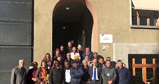 Zahlreiche K&ouml;pfe. Die internationale Delegation w&auml;hrend ihres Besuchs im Wallis.