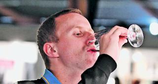 Sant&eacute;! Am Rampenverkauf wird wieder degustiert.  