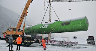 Frei schwebend. Der 130000 Liter fassende Tank wurde vom Kran in die Luft gehievt und &uuml;ber die Baugrube man&ouml;vriert. 