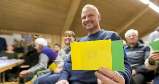 Angenommen. Hundert Stimmberechtigte waren anwesend...