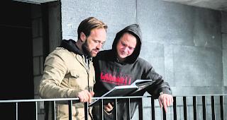 Konzentriert. Dominik Locher (links) und seine Hauptfigur Sven Schelker am Filmset.  