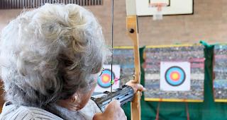 Die Besucher wagten sich an Pfeil und Bogen.