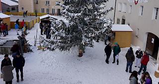 Der Dorfplatz mit dem Christbaum wurde am Samstag zum Marktplatz.