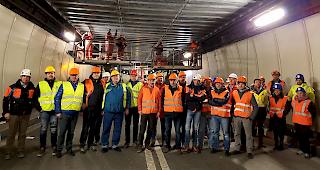 Eine Delegation hat am Samstag die Arbeiten im Tunnel des Grossen St. Bernhards in Augenschein genommen.
