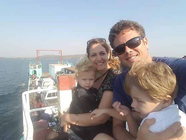Ella, Efi, Sebastian und Milo während eines Ausflugs in Afrika.