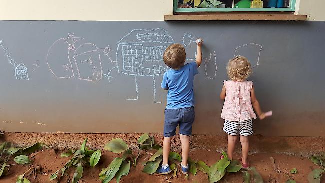 Schule einmal anders: Milo und Ella betätigen sich als Künstler.