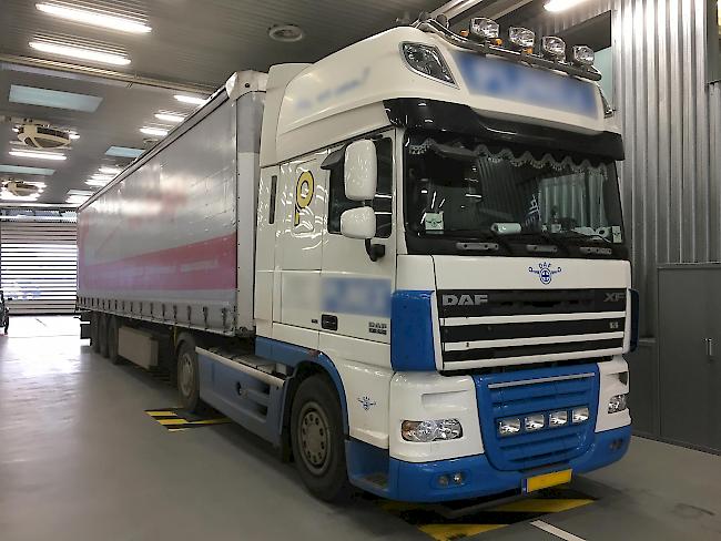 Spezialisten des SVKZ finden vier manipulierte Lastwagen-Abgasanlagen. 