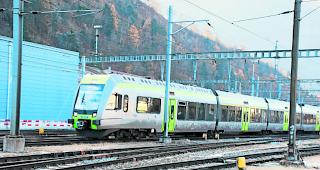 S&uuml;dw&auml;rts. Eine &laquo;L&ouml;tschberger&raquo;-Komposition beim Verlassen des Bahnhofs Brig.  