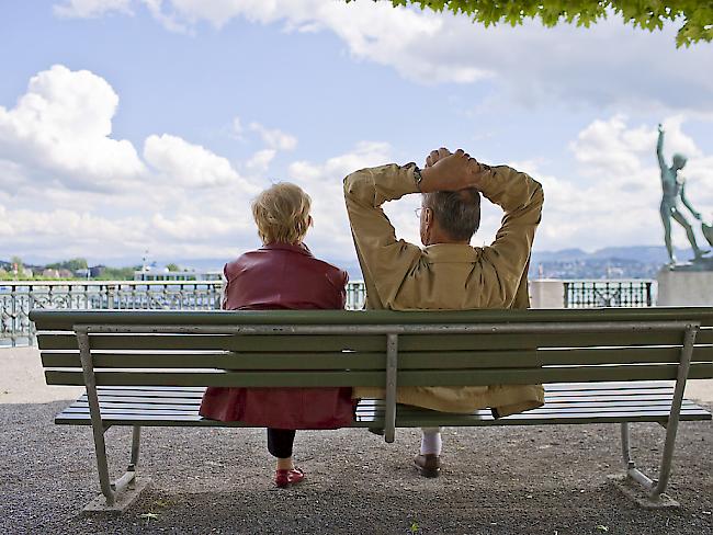 Junge Schweizerinnen und Schweizer machen sich am meisten Sorgen um ihre Altersvorsorge. (Archivbild)