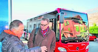 Neue Linie, neuer Bus. Der Rarner Gemeinderat Fredy Burgener (links) im Gespr&auml;ch mit SBB-Chef Andreas Meyer vor dem Car von RegionAlps. 