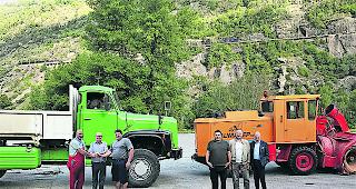 Winter kann kommen. Ady Pollinger, Carrosserie, Josef Fux, Stiftungsratspr&auml;sident, Mario Schnidrig, Fima Adolf Schaller AG, Marco Spranzi, Baumarep AG, Branko Vidic, Botschafter, Josef Zurbriggen, Finanzchef des Stiftungsrates (von links) vor den beiden gespendeten Fahrzeugen.  