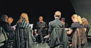 Konzentrierte Runde. Das &laquo;Wort & Spiel&raquo;-Ensemble bei seiner ersten Leseprobe.  