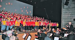 Jugend singt. Blick in den La-Poste-Saal, wo viele Kinder und ein Orchester auf Weihnachten einstimmten&hellip; 