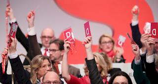 Der SPD-Parteivorstand mit dem Vorsitzenden Martin Schulz (vorne l.) (Archiv)