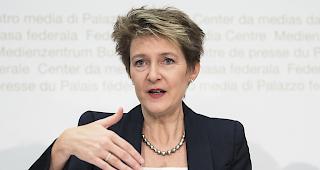 Justizministerin Simonetta Sommaruga hielt fest, dass Heimatreisen von vorl&auml;ufig Aufgenommenen ohne Fl&uuml;chtlingseigenschaft nur "sehr zur&uuml;ckhaltend" bewilligt w&uuml;rden. (Archiv)