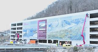 Blickfang. Seit Donnerstag ziert ein rund 580 Quadratmeter grosses Poster das neue Parkhaus bei der Talstation Betten. 