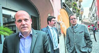 An die Front. Pr&auml;sident Serge M&eacute;trailler, hier mit Nationalrat Yannick Buttet und St&auml;nderat Jean-Ren&eacute; Fournier (von links), am Tag der eidgen&ouml;ssischen Wahlen 2015. 