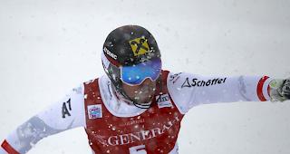 Marcel Hirscher k&auml;mpft sich ins Ziel.