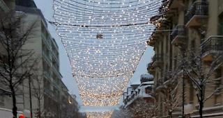 Schnee bedeckt. Hier die Briger Bahnhofstrasse. 