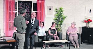 Lachmuskeln. Szene aus &laquo;Wer will schon Doktor werden?&raquo; mit dem Theaterverein Obergoms: Lachmuskeln im Visier. 