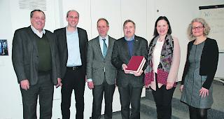 Vernissage. Dr. Gregor Zenh&auml;usern (links neben Staatsr&auml;tin Esther Waeber-Kalbermatten) mit seinem Band &laquo;Die Rechtsquellen der Landvogtei Monthey&raquo;. 
