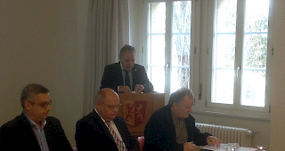 Staatsrat Jacques Melly orientiert &uuml;ber die Einigung zur Kosten&uuml;bernahme bei Quecksilber-Sanierungen. Sitzend von links: J&ouml;rg Sol&egrave;r, Standortleiter Lonza Visp, Niklaus Furger, Gemeindepr&auml;sident Visp, und Fridolin Imboden, Gemeindepr&auml;sident Niedergesteln