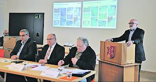 Verhandlungserfolg. J&ouml;rg Sol&egrave;r, Niklaus Furger und Fridolin Imboden (von links) lauschen den Ausf&uuml;hrungen des scheidenden Lonza-VR-Pr&auml;sidenten Rolf Soiron. 