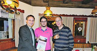 L&ouml;sungsans&auml;tze. F&uuml;r seine Ausf&uuml;hrungen wurde Referent Thomas Egger von Gesch&auml;ftsf&uuml;hrer Silvio Burgener und Tourismuspr&auml;sident Urs Zenklusen (von links) ein Pr&auml;sent &uuml;berreicht. 