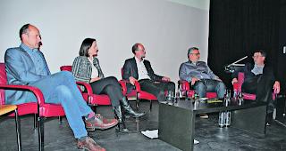 Fordernde Themen. Gerhard Schmidt, Esther Waeber-Kalbermatten, Moderator Gerd D&ouml;nni, J&ouml;rg Sol&egrave;r und Ren&eacute; Biner (von links) im Gedankenaustausch &uuml;ber die Megathemen Globalisierung und Digitalisierung.  