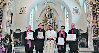 Stolze Jubilare. Regina Aufdenblatten, Benedikt Mooser, Pfarrer Dolphy Veigas, Dorli Mooser und Toni Mooser (von links). 