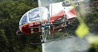 Das Verspr&uuml;hen von Pestiziden mittels Helikoptern im Weinbau ist umstritten.