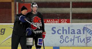 EHC-Visp-Trainer Matti Alatalo im Gespr&auml;ch mit Fernando Heynen.