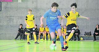 Knackpunkt Hallentraining: Fussballvereine m&uuml;ssen f&uuml;r ihr Wintertraining oft in Turnhallen anderer Gemeinden ausweichen und dabei oft sp&auml;tabends trainieren.