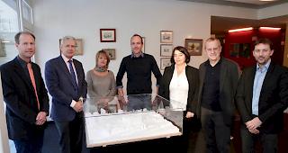 Zufrieden mit dem Ergebnis. Die Parteien haben die Lohnvereinbarung unterschrieben.