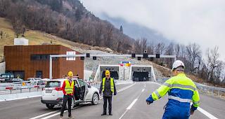 Schnell an die Bergdorf-EM via A9. Fabian Furrer, Verein Bergdorf-EM, Niklaus Furger, Gemeindepr&auml;sident Visp und Martin Hutter beim Fussballspiel vor dem Tunnel Eyholz A9.