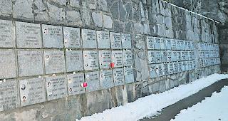 Bei den Urnennischen soll Ende Dezember/Anfang Januar ein Kerzenhaltersockel errichtet werden.